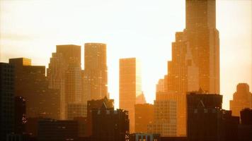 wolkenkrabbers van de grote stad bij zonsondergang foto