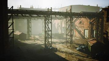 oud vernietigde een verlaten fabriek foto