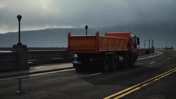 grote vrachtwagen op de brug foto