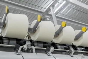 machines en apparatuur in de werkplaats voor de productie van draad. industriële textielfabriek foto