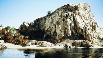 rotsformatie aan de costa brava foto
