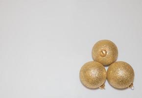 Kerstballen gouden kleur op een witte achtergrond, bovenaanzicht foto
