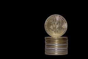 stapel veel waardevolle bitcoin van cryptovaluta met zwart foto