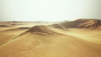 grote zandduin in het woestijnlandschap van de Sahara foto