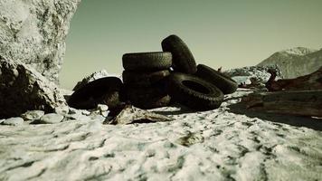 oude autobanden op het strand foto