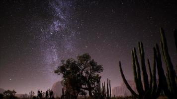 de melkweg boven de woestijn van Utah, usa foto