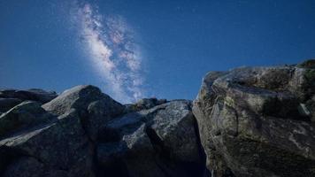 4k astrofotografie-sterrensporen over zandstenen canyonmuren foto