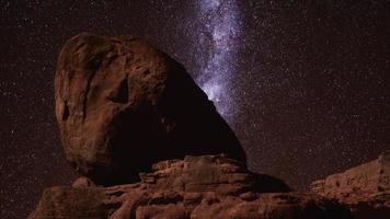 rode rotsen en melkweg nachtelijke hemel in moab utah foto