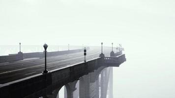 uitzicht op de brug over de rivier in de mist foto