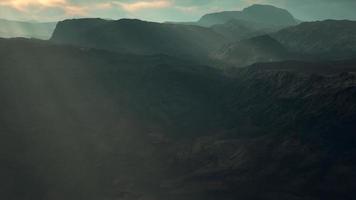 berg in de mist en steenwoestijn foto