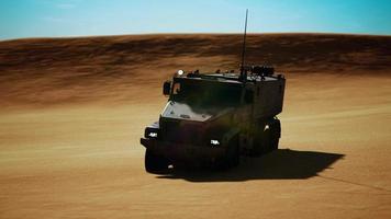 gepantserde militaire vrachtwagen in woestijn foto