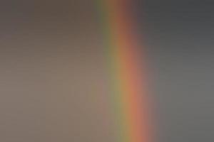 prachtige kleuren van een regenboog aan de hemel foto