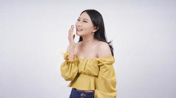 mooie aziatische vrouw lachen geïsoleerd op witte achtergrond foto