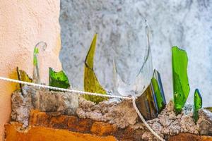 gevaarlijke muur met gebroken glazen flessen playa del carmen mexico. foto