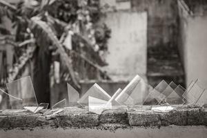 gevaarlijke muur met gebroken glasscherven playa del carmen mexico. foto