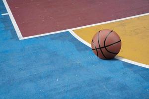 basketbal op basketbalveld foto