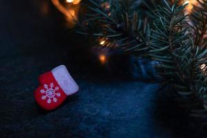 kerstboom speelgoed rode houten want met een sneeuwvlok op een onscherpe achtergrond. kopieer ruimte foto