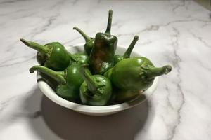 groene chili peper of hatch double-x hot chili. numex of nieuw Mexicaans pod-type. bovenaanzicht foto