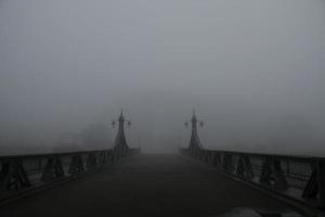 een brug bedekt met mist foto