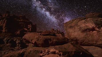 rode rotsen en melkweg nachtelijke hemel in moab utah foto