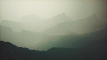 ochtendmist in berg van afghanistan foto