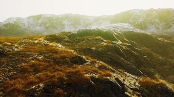 landschap met kale berg die bedekt is met ijs foto