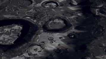 maanoppervlak met veel kraters foto