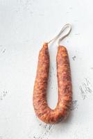 Spaanse chorizo op de witte achtergrond foto