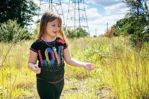 portret van een mooi meisje op de natuur. beetje wandelen in het park foto