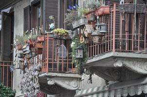 oud balkon met kamerplanten foto