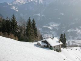 piz bernina bergketen in zwitserse rethische alpen in kanton gr foto