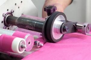 machine voor het snijden en opwinden van de doek op de spoelclose-up foto
