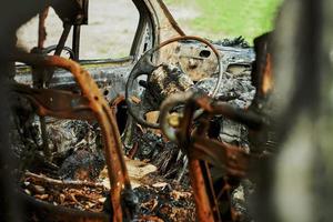 verbrande auto-interieur close-up, voertuigbrand beschadigd motorvoertuig, autobrand foto