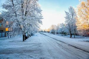 landschap met witte sneeuw en blauwe lucht. winterochtend ijzige bomen onder warm zonlicht. prachtige winterse natuur foto