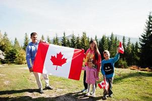 fijne Canada-dag. familie met grote Canadese vlagviering in bergen. foto