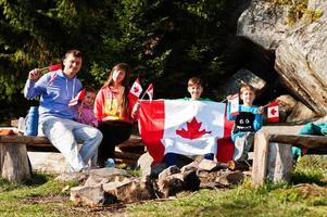 fijne Canada-dag. familie met grote Canadese vlagviering in bergen. foto