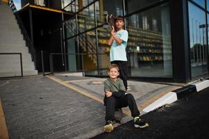 twee broers met skateboard in het stadion. foto