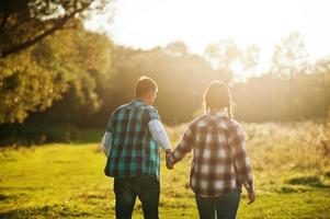 familie tijd samen doorbrengen. vrouw en man in geruite overhemden bij zonsondergang. foto