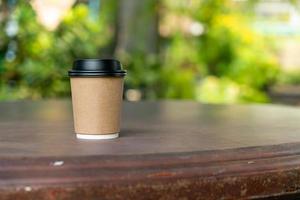 warme koffiekop op houten tafel foto