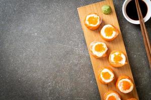 verse zalm sushi roll met mayonaise en garnalen ei foto