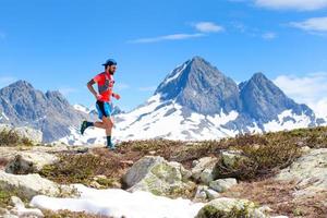 een ultra trail running atleet man tijdens een training foto