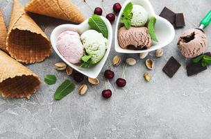 set ijsbolletjes in verschillende kleuren en smaken foto