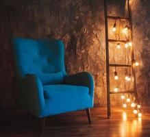 loft interieur met blauwe fauteuil foto