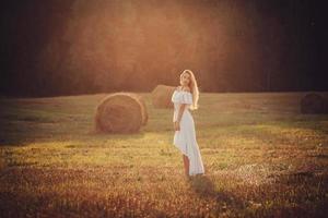 mooie blonde in het veld foto