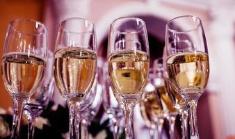 champagneglazen op feest foto
