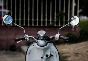 retro motorfiets in straat foto