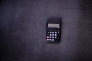 digitale rekenmachine op donkere textuur foto