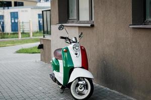 vintage scooter op straat foto