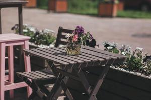 straatrestaurant met tafel foto