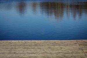 houten pier met blauwe zee foto